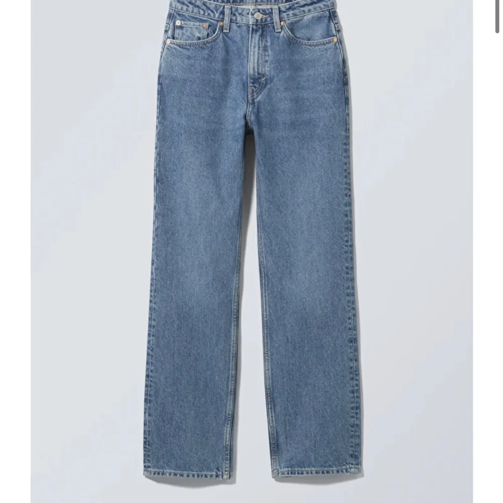 Säljer dessa jättefina jeans då dem inte alls satt som jag tänkt😓  Helt nya och jättefint färg . Jeans & Byxor.