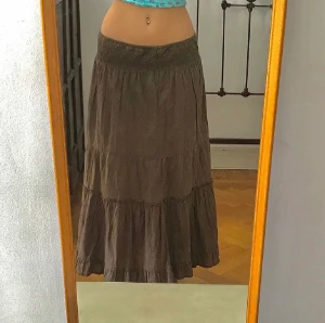 Brun långkjol - Säljer denna bruna långkjolen perfekt till sommaren. Den är insydd i midjan så i midjan är den lite mindre än på bilderna (inte mina bilder). Köpte på plick så vet inte vart den kommer ifrån❤️