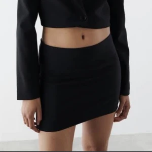 Minikjol - En svart kort tajt kjol, nästintill oanvänd😋storlek xs men kan absolut passa S, använd gärna ”köp nu”