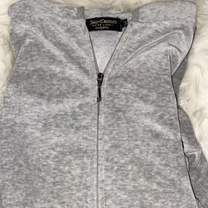 juicy couture kofta - säljer min juicy kofta❣️Den är i storlek M men är väldigt liten i storleken, jag skulle säga att den passar mig perfekt och jag har xs/s vanligtvis i kläder❤️skriv privat för frågor<3