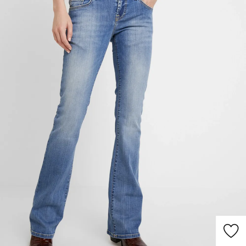 säljer dessa super snygga jeansen som är helt slutsålda på hemsidan! Köpta för 829 kr. Säljer då jeansen är lite korta på mig som är 170 cm. De är helt nya. Jeans & Byxor.