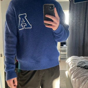 Axel Arigato Stickad Tröja - En Blå Axel Arigato Stickad tröja! Den är lite knopprig, men det mesta som visas på bilderna är materialet, det är alltså inte helt som en vanligt stickad tröja. Storlek L och nypris är 2.5, men säljer för 800kr! Priset inte hugget vid snabb affär.