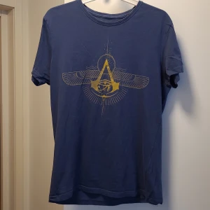Assassins creed origins t-shirt - Size M new t-shirt in great condition. Feel free to contact us in Swedish or English. 