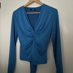 Blå body  - Body från bikbok, string och tun och skönt tyg. Klar blå färg.  Använd max 3 gånger 