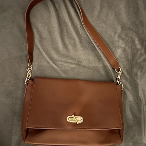 Purse - JÄTTE fin och elegant väska! Är toppen till jobbet eller skolan och rymmer mycket samtidigt som den är enkel att ha på sig och med sig!
