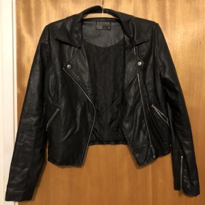 Skinnjacka fodrad - Lätt fodrad fejk skinnjacka från carlings storlek xs passar som s