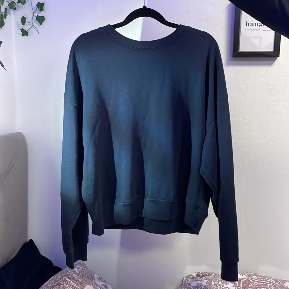 Säljer denna mysiga blåa sweatshirt  PRISET KAN DISKUTERAS💓då jag rensar min garderob💗storlek i M men passar mig som vanligtvis har xs-s men lite Oversized. Väldigt skön och i bra skick! Köparen står för frakten💗📪. Toppar.