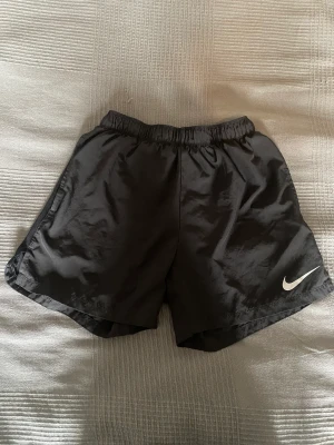 Nike träningshorts  - Säljer mina Nike träningshorts. Skick 10/10. Perfekta på sommaren och annars också.