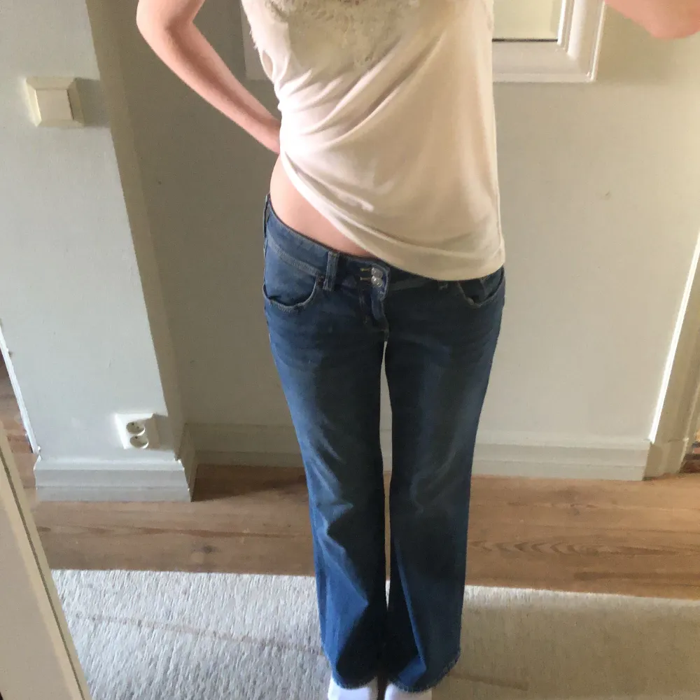 Säljer dessa fina jeans från hm pga att de är för korta för mig och de kommer aldrig till andvändning. Prislapparna är även kvar:). Jeans & Byxor.