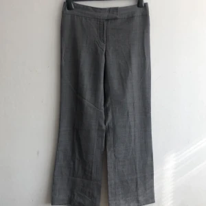 Grå wide leg byxor - Byxorna har tre knappar 