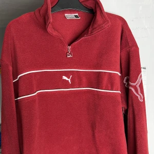 Puma half zip - En röd half zip från puma. Den är storlek S men är baggy och jag har använt den och har storlek L