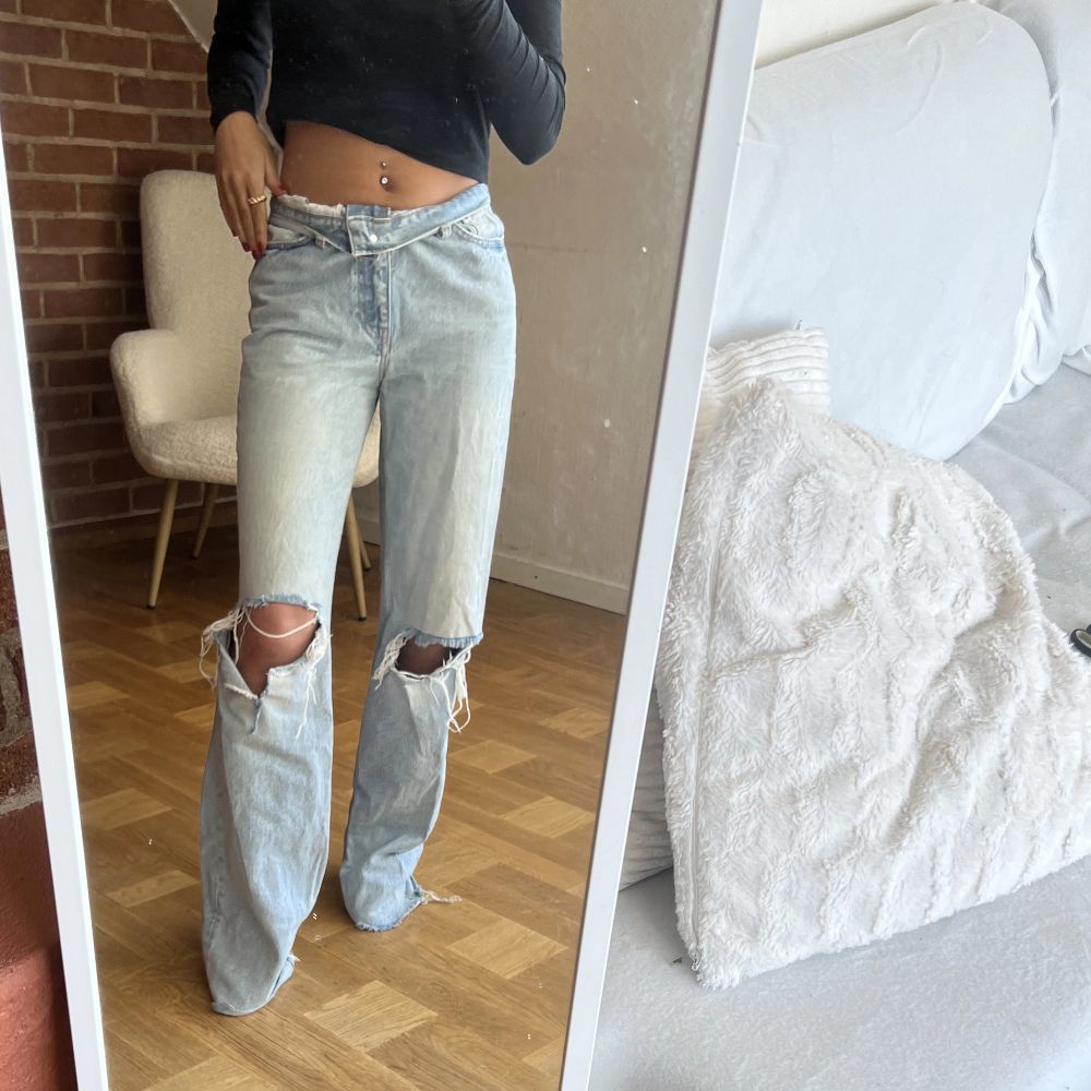 Sjukt snygga ljusblå jeans från Zara i storlek 34 som säljs då de tyvärr är alldeles för långa för mig (har klackar på bilden).Hör av er vid frågor eller fler bilder 🌸. Jeans & Byxor.