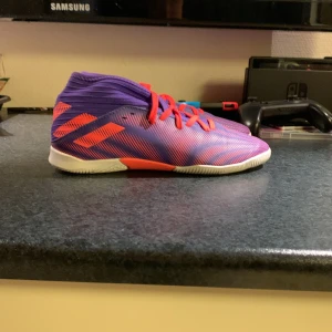 Idrottsskor/inne tränings skor - Tjena säljer nu mina adidas inneskor/träningsskor som inte passar mig längre. Dom har inga skador och sitter shit najs om ni har någon fråga är det bara att skriva.