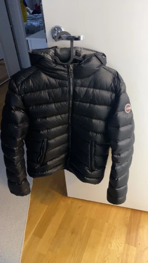 Colmar Jacka Svart - Storlek S, använd knappt 3 månader, inga skador. Pris kan diskuteras 