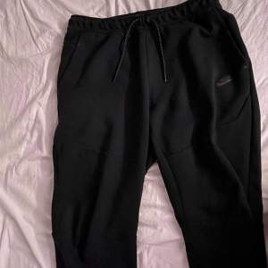 Säljer min killes svarta Nike Tech byxor för att de är förstora för honom i midjan. Passar bra i längden på min kille som är 180. Bra kvalite, nypris 1100kr