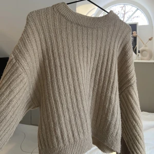 Stickad tröja - Säljer min supermysiga stickade tröja då den inte kommer till användning längre. Pris kan diskuteras❗️