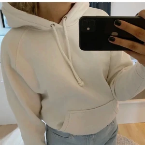 vit hoodie bikbok - Så fin hoodie från BikBok endast använd 3 gånger. Säljer för jag aldrig använder❤️‍🔥❤️‍🔥lånade bilder, köpare står för frakt