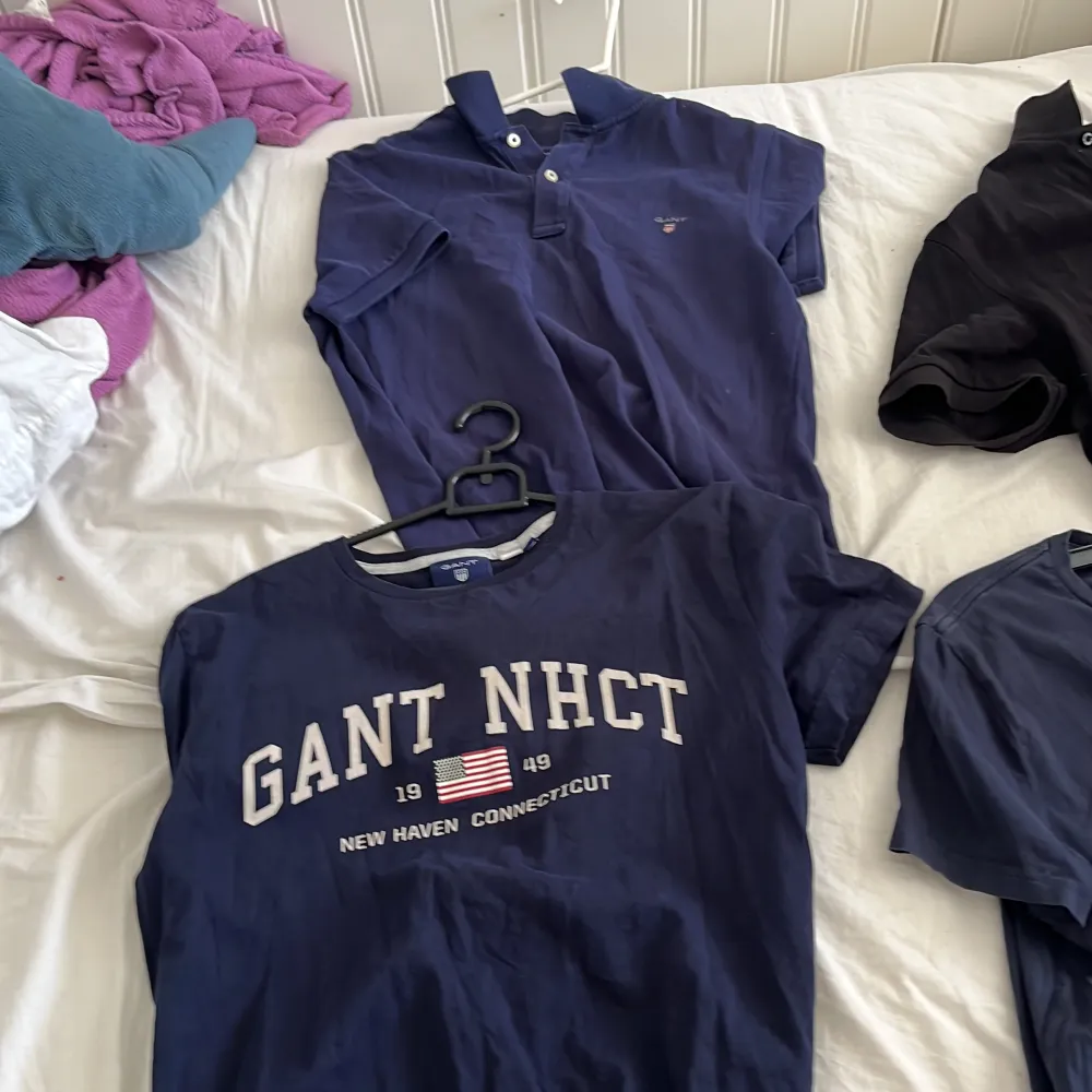 Säljer lite Gant Navy blå i S och m. Skriv vid intresse. Diskuterar pris. T-shirts.
