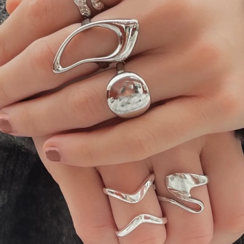 RINGARNA FINNS ÄVEN I GULD🤍 Justerbara ringar i rostfritt stål💥 89kr/st💰 Ringbox ingår! @olympia.rings på Instagram💫 . Asusteet.