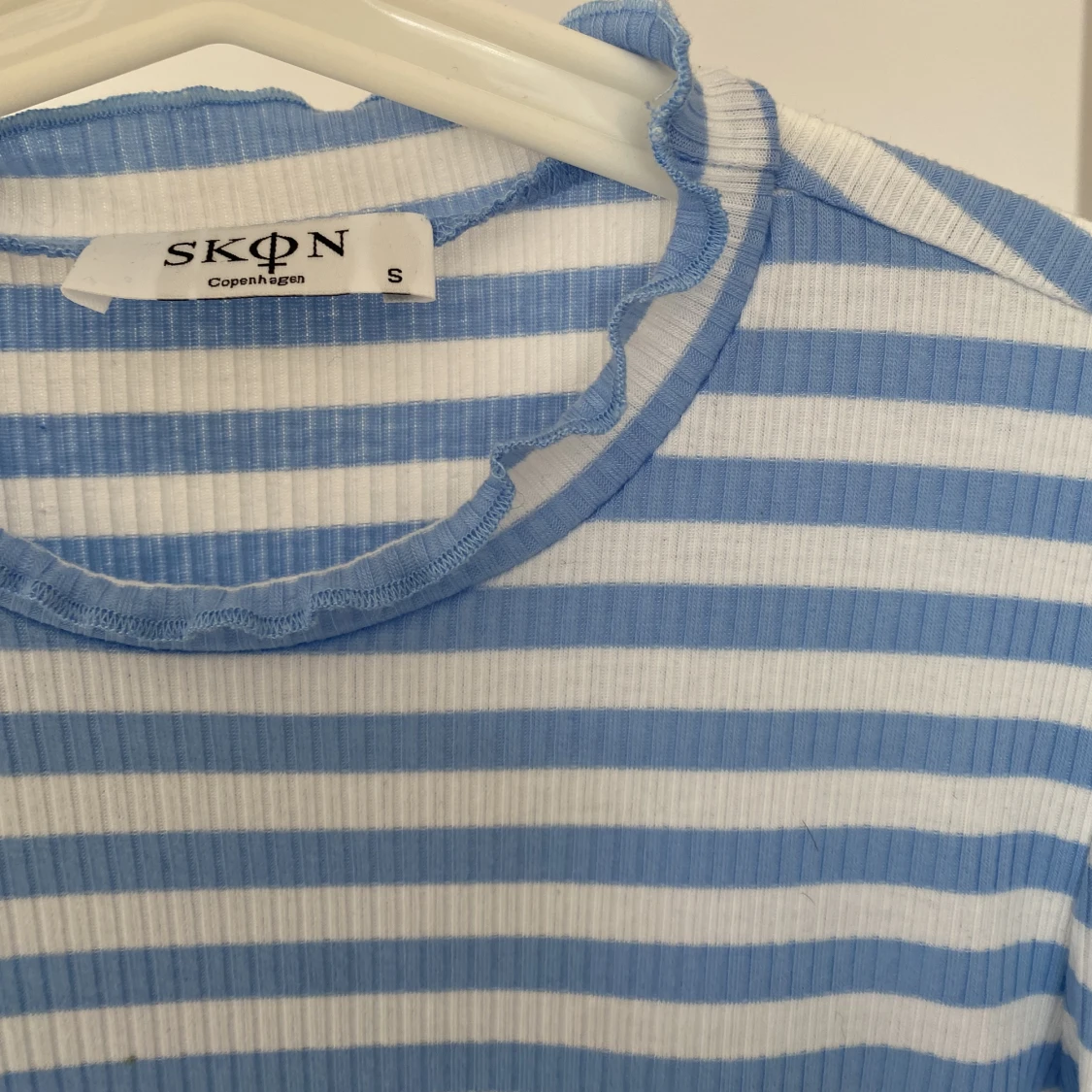 Randig topp med ärmdetaljer - 90