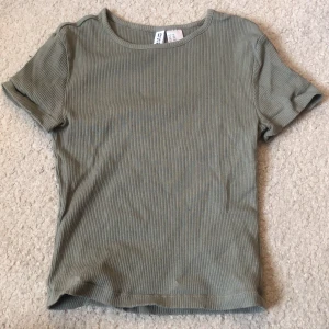 Fin topp - Jättefin grön topp från H&M, bra skick inga skador. Säljer för att den inte används