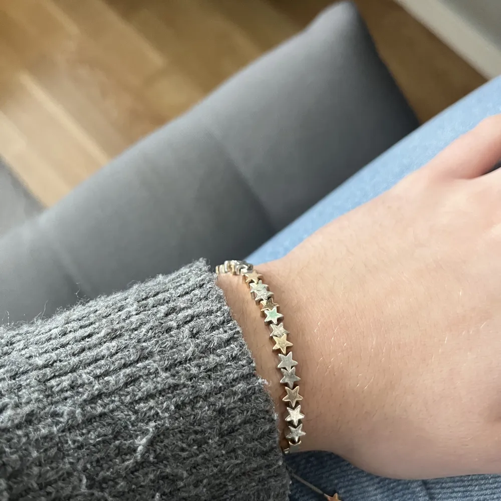 Jätte gulligt armband med stjärnor i guld och silver. Aldrig använt. Vet tyvärr inte vilket märke för det va en present. Justerbar så den passar alla💗💗. Accessoarer.