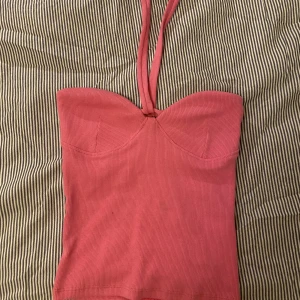 Topp💓 - Säljer denna ur söta topp från Gina då jag inte använder den💓 den är använd 1 gång och är i fint skick!🤩 kontakta för fler frågor🕺 OBS TRYCK EJ PÅ KÖP DIREKT 