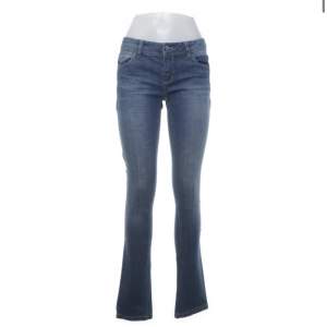 säljer mina låga blåa jeans från Sellpy i bra skick!💓💓💓