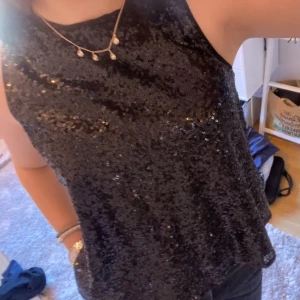 Topp/blus - Så fin glittrig tröja som är lite liten på mig ❤️❤️i jättefint skick!