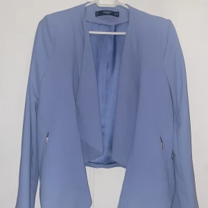 Blå jacka  - En fin oanvänd blå jacka, väldigt ny 