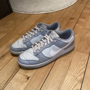 Nike dunk low two tone grey  - Säljer mina Nike dunk low two tone grey som har tyvärr för gjort sitt hos mig, kommer tyvärr inte till användning längre. Storlek 43, fair cond. Box medföljer dessvärre ej.