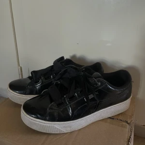 Puma skor  - Snygga svarta puma sneakers med lite platå sula, strl 37. Frakt tillkommer🫶🏼