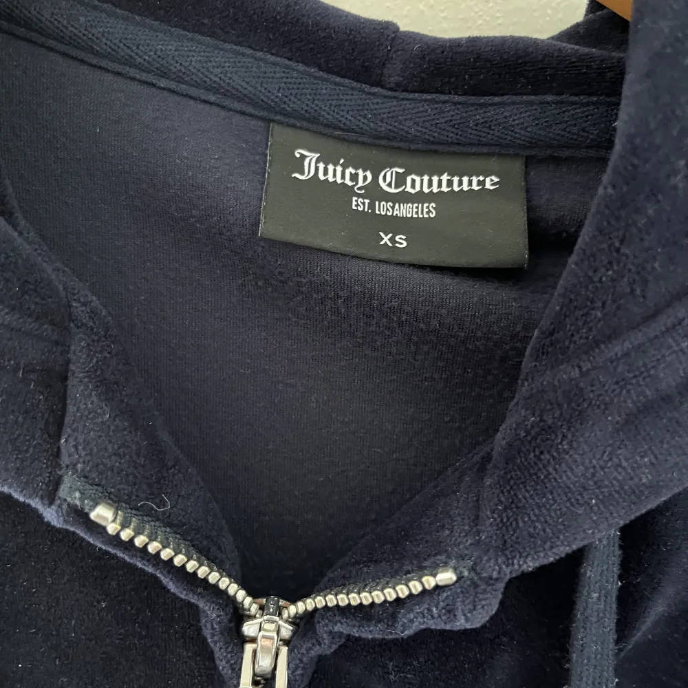 Säljer min mörkblå juicy couture kofta då den är för liten. Köpte den på Jackie för mindre än ett år sedan. Nypris 1100kr.  Mest använd hemma, så i väldigt bra skick. Kan tvättas innan köp om så önskas!🫶 . Tröjor & Koftor.