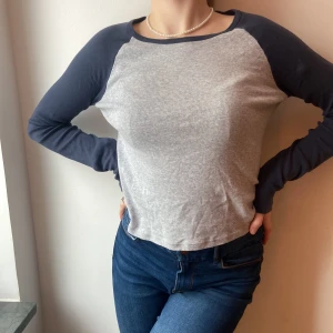 Basic grå tröja - Super bekväm långarmad mörkblå och grå tröja, nyskick och skönt material. Inte använt alls hoppas den kommer till användning för någon annan 🛍️🌼