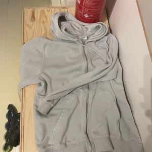 Weekday zip - En ljusblå zip houdie nypris 479