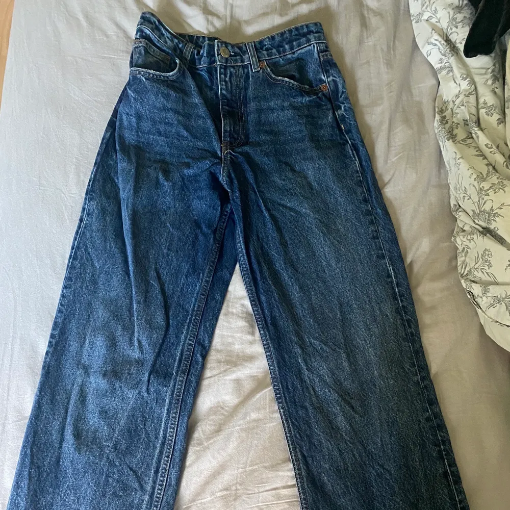 säljer mina fina jeans från zara eftersom att jag inte får användning av dem längre, jeansen är i storlek 36 och avklippta och jag skulle säga att de passar någon med längden 155-160cm. Jeansen är raka/vida, i färgen mörkblå och i bra skick.. Jeans & Byxor.