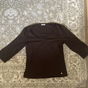 Mörkbrun Street One  - Superfin mörkbrun tröja köpt på humana i toppen skick💗 passar mig som har S🫶🏼