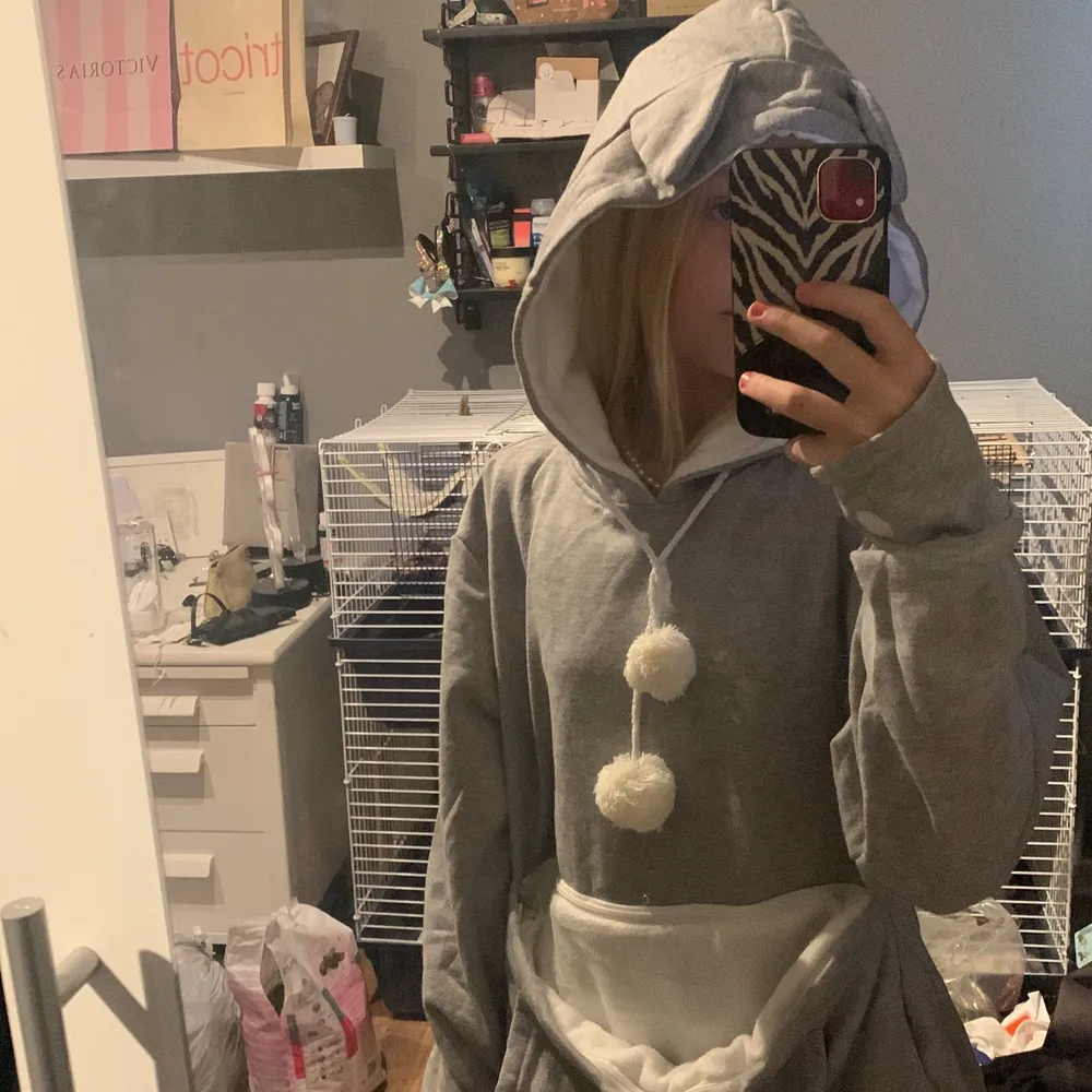 Man kan även ha sin hamster kanin eller sånt där i.Den är knappt använd och det är hål där framme vid armarna så att tummarna kan sitta där.. Hoodies.