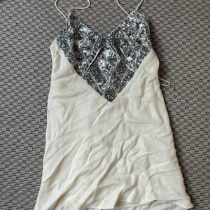 Klänning zara paljetter  - Köpt i butik aldrig andvänt, säljer för den inte kommer till andvändning 