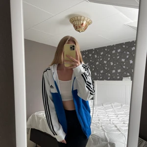 Adidas huvtröja - Fin adidas huvtröjor som tyvärr inte kommit till användning💗