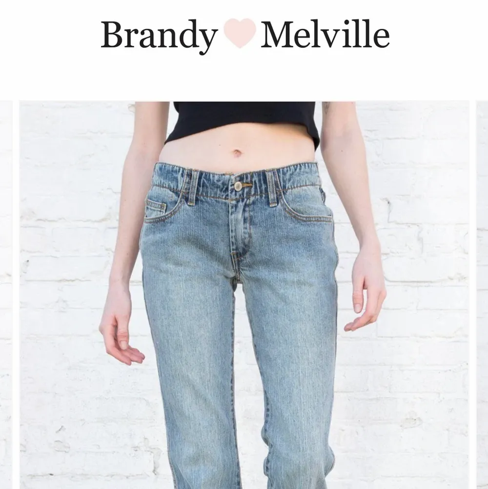 Säljer dessa brandy jeans då de är lite stora i midjan på mig. Innerbenslängden är 74 och midjemått 83, passar mig som är 159 cm. Köpta här på plick! Buda💕 Direktpris 300 kr🌸. Jeans & Byxor.
