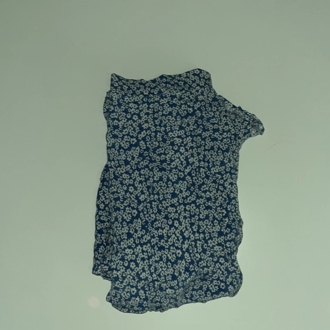 En marinblå kjol med vita blommor - 91