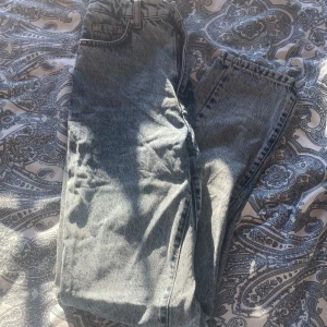 Mom jeans - Hejj!! Säljer nu dessa snygga mom jeans från Gina Tricot i storlek 34 pga att modellen ej passade mig, kontakta för mer info🫶🏻 Köparen står för frakt.