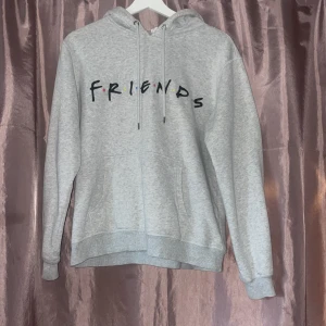 Hoodie - Friends Hoodie från H&M. Storlek S. Köparen står för frakten, ansvarar ej för postens slarv☺️👍🏽