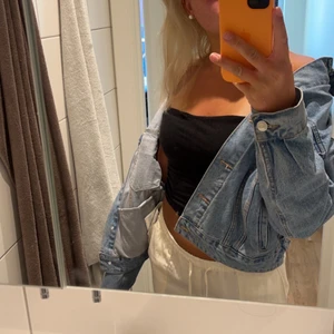 Oversized jeans jacka från Bershka - Säljer denna super snygga jeans jacka från Berskha som är i en oversized modell💙 Jag bär en storlek xs men passar större storlekar. Frakt tillkommer!