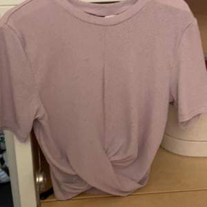 Jätte gulligt lila tröja från divided H&M den är i bra skick säljer för den inte kommer t användning,pris kan diskuteras ❤️☀️😍