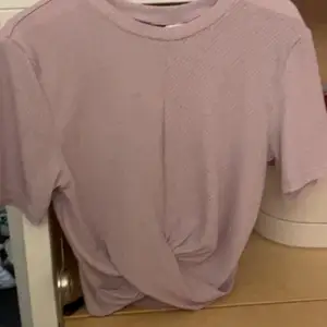 Jätte gulligt lila tröja från divided H&M den är i bra skick säljer för den inte kommer t användning,pris kan diskuteras ❤️☀️😍