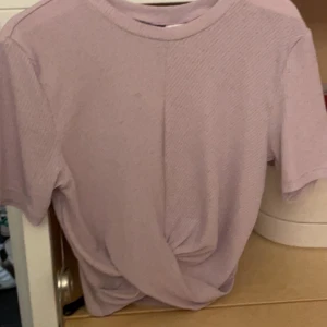 Lila tröja - Jätte gulligt lila tröja från divided H&M den är i bra skick säljer för den inte kommer t användning,pris kan diskuteras ❤️☀️😍