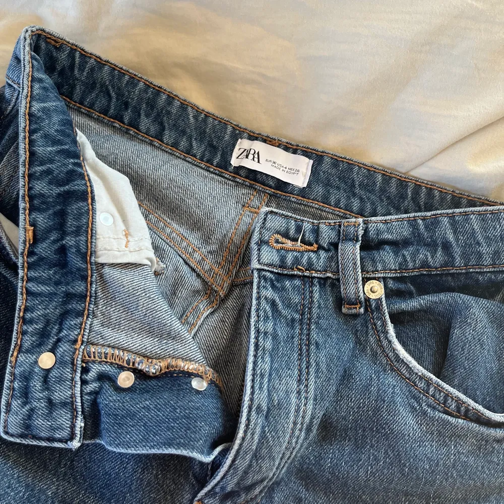 Snygga jeans från zara, säljer för att dom inte kommer till användning. Jag är 174 och sitter bra i längden på mig. . Jeans & Byxor.