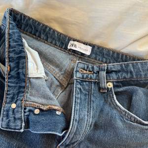 Snygga jeans från zara, säljer för att dom inte kommer till användning. Jag är 174 och sitter bra i längden på mig. 
